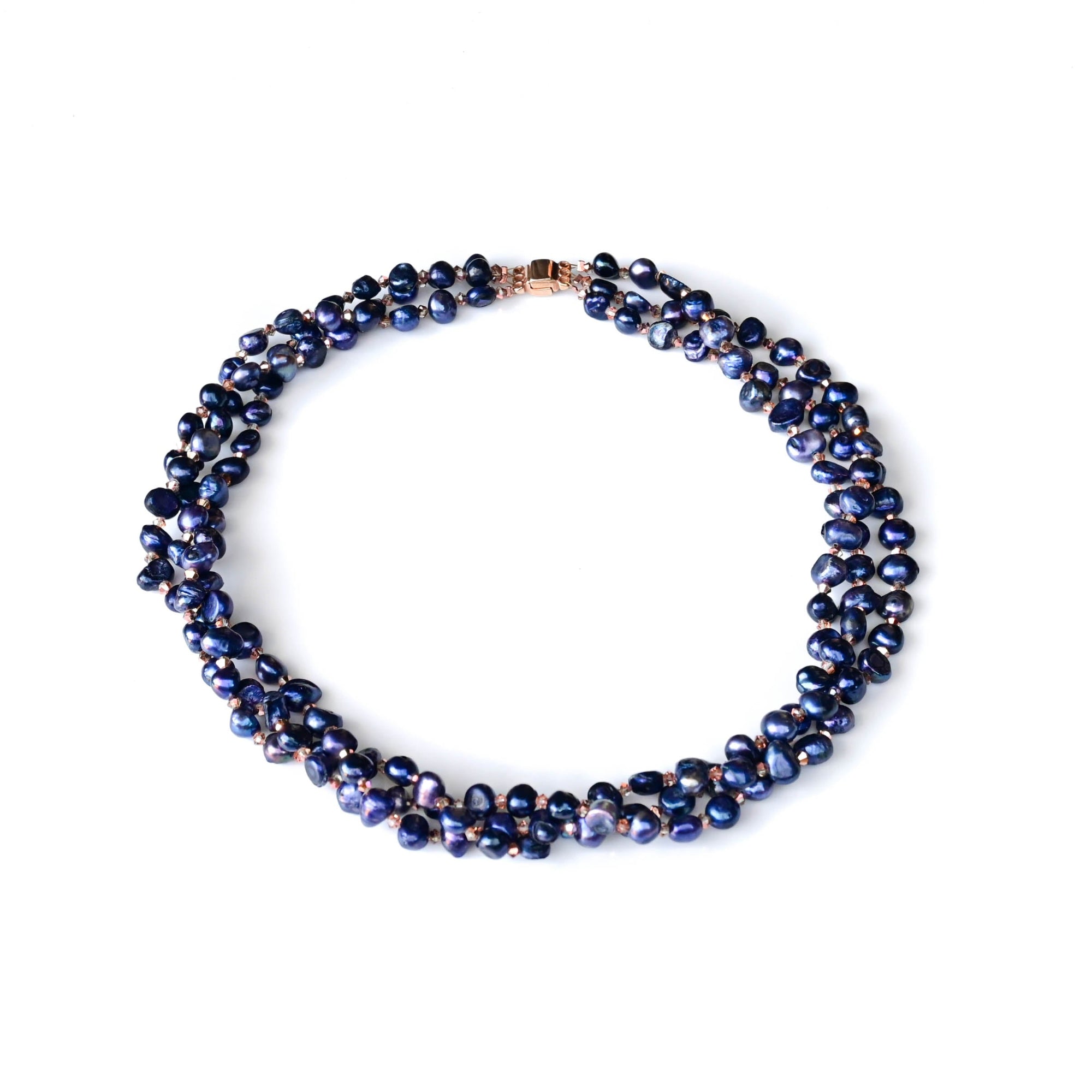 Dunkelblaue Perlenkette, mehrreihig