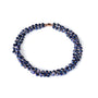 Dunkelblaue Perlenkette, mehrreihig