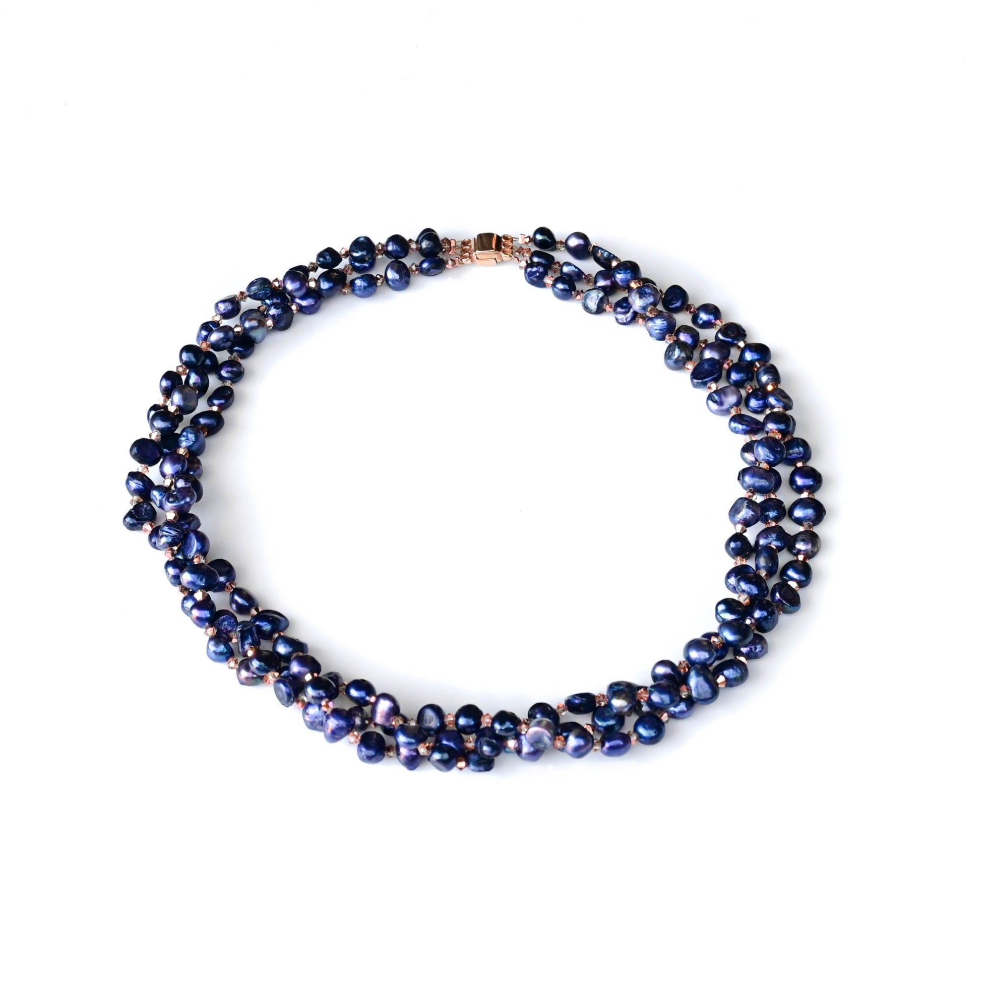 Dunkelblaue Perlenkette, mehrreihig