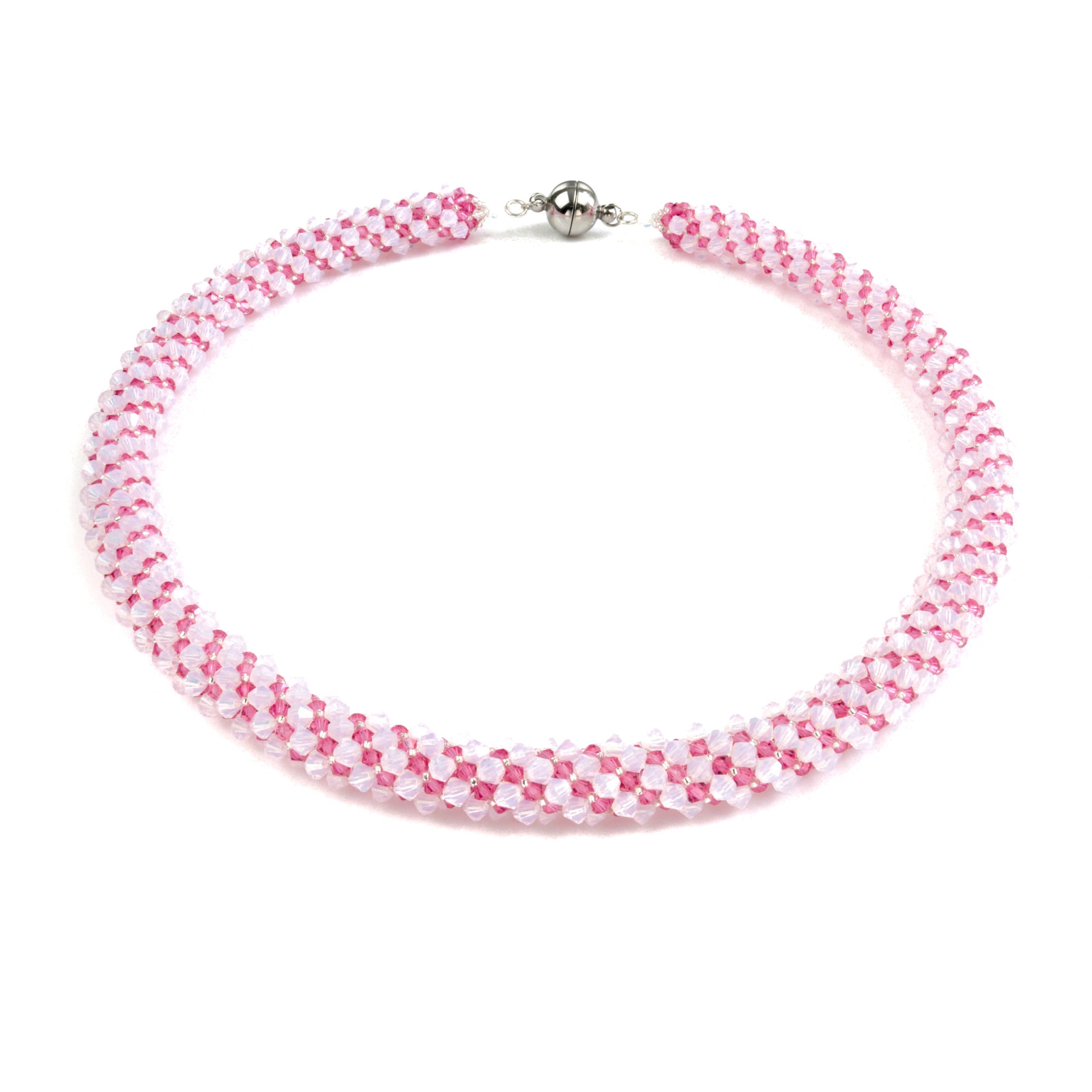 Elegante Kette aus Kristallperlen liegend